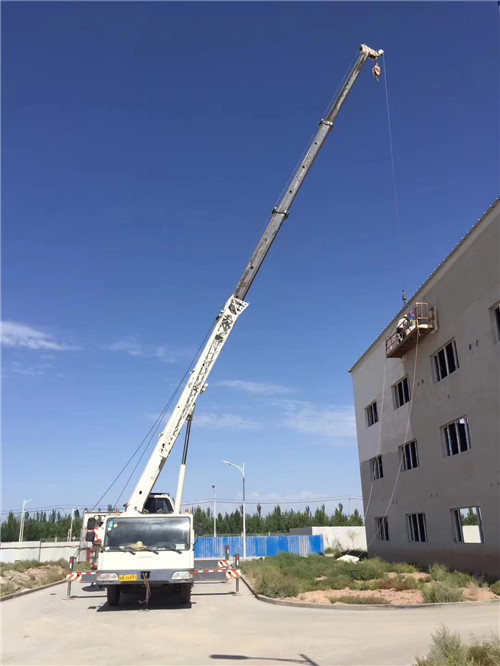 东丰县“轻装强干”—— 吊车的 “轻量化臂架” 技术